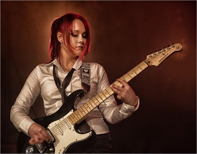 Dusk Guitarist Sophie - Steve Ball