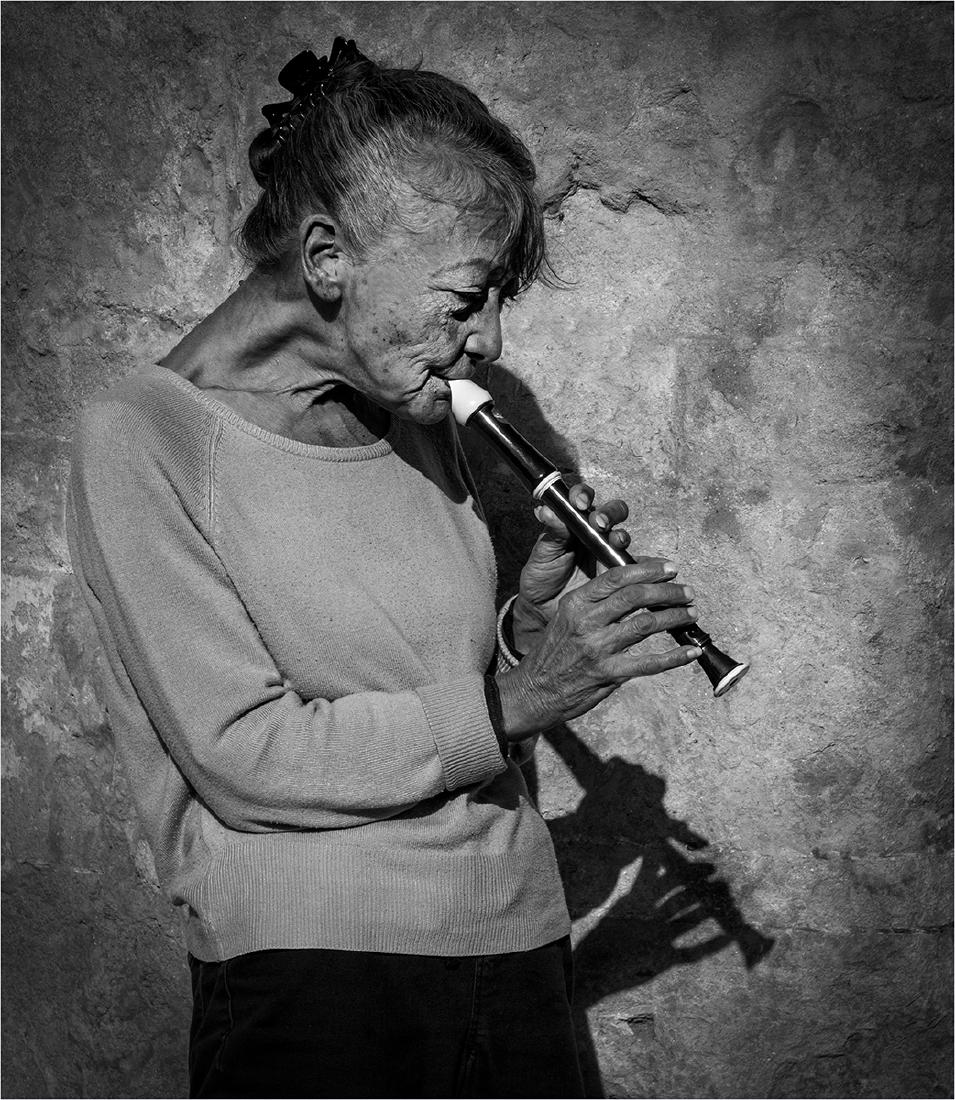Elderley Busker - Hilary Knight