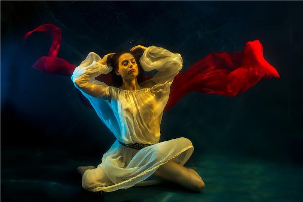 Irida modelling underwater - Derek Howes