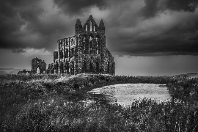 Darkness over the abbey - Shaun Hykel