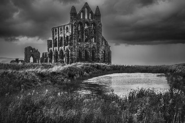 Darkness over the abbey - Shaun Hykel