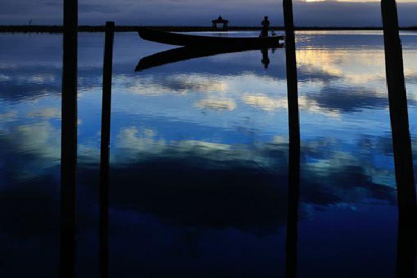 Early morning boatman (%!s(<nil>)) - 