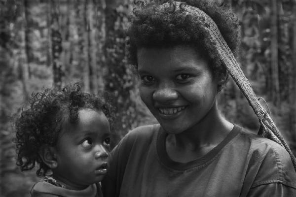 Mother and child Trobriand Island (%!s(<nil>)) - 